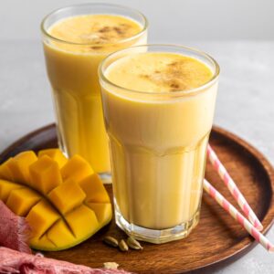 Lassi (yogurt drink) mango / sweet / salty