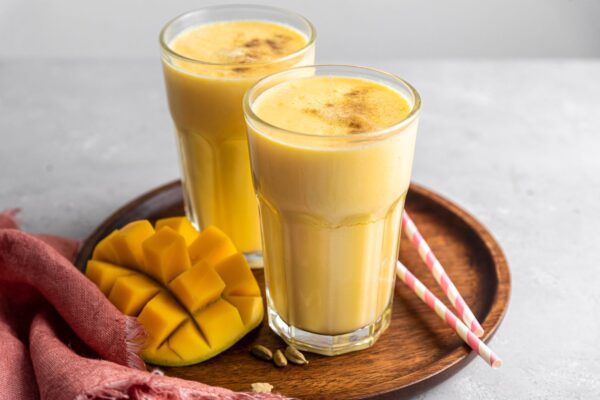 Lassi (yogurt drink) mango / sweet / salty