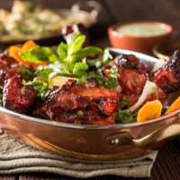 Frischer Tandoori Salat mit gegrilltem Huhn und Gemüse im India4U Bern
