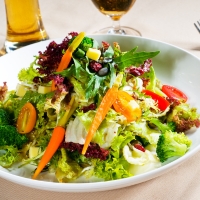 Frischer gemischter Salat mit knackigem Gemüse im India4U Bern