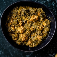 Lammwürfel in cremigem Spinatcurry mit Gewürzen – serviert bei India4U Bern