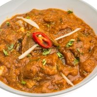 Indisches Lamm Vindaloo mit kräftiger roter Currysauce und Gewürzen – serviert bei India4U Bern