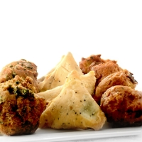 Gemischte vegetarische Vorspeisenplatte mit Samosa, Pakora & mehr – serviert bei India4U Bern