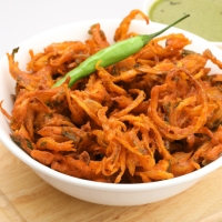 Vegane Onion Pakora – knusprig frittierte Zwiebelringe im Kichererbsenteig bei India4U Bern