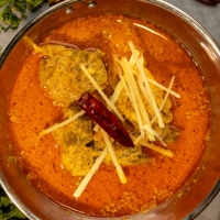 Zartes Lammfleisch in fruchtigem Mangocurry mit indischen Gewürzen – serviert bei India4U Bern