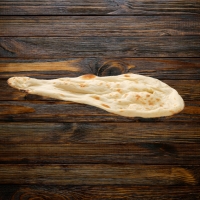 Weiches Fladenbrot mit Butter bestrichen – frisch aus dem Tandoor.