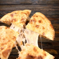 Indisches Naanbrot mit geschmolzenem Käse gefüllt – cremig, deftig & unwiderstehlich.