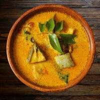 Zartes Fischfilet in fruchtiger Mango-Curry-Sauce mit feinen Gewürzen – serviert bei India4U Bern