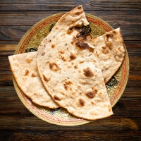 Garlic Roti – indisches Vollkornbrot mit Knoblauch, frisch gebacken im Tandoor, serviert bei India4U Bern