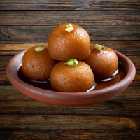 Warme Gulab Jamun in Zuckersirup mit Kardamom – serviert bei India4U Bern