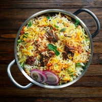 Zartes Lamm in aromatischer Biryani mit Safran-Basmatireis – serviert bei India4U Bern