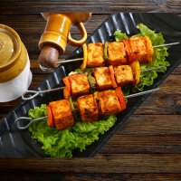 Gegrillte Paneerwürfel in Tandoori-Marinade – vegetarische Spezialität bei India4U Bern
