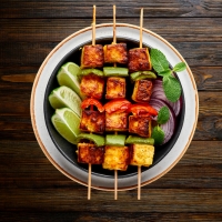 Gegrillte Paneerwürfel in Joghurt-Gewürz-Marinade – vegetarisches Tandoori-Highlight bei India4U Bern