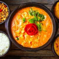 Zarte Crevetten in cremiger Korma-Sauce mit Mandeln und Gewürzen – serviert bei India4U Bern