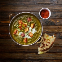 Zarte Crevetten in cremigem Blattspinat-Curry mit indischen Gewürzen – serviert bei India4U Bern