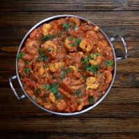 Gegrillte Crevetten in cremiger Tikka-Masala-Sauce mit Tomaten und Gewürzen – serviert bei India4U Bern