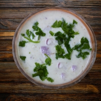 Cremige Mix Raita mit Gurken, Tomaten, Zwiebeln und Gewürzen – serviert bei India4U Bern