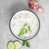 Erfrischende Raita mit Joghurt, Gurken und Gewürzen – serviert bei India4U Bern