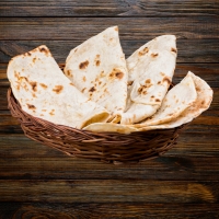 Dünnes, im Tandoor gebackenes Vollkornbrot – rustikal, herzhaft & vegan.